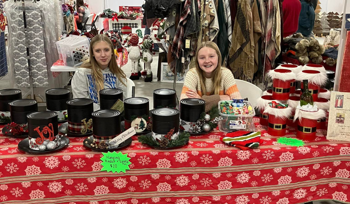 Post Photo for Decorah 8th Graders Help Host Holiday Vendor Event